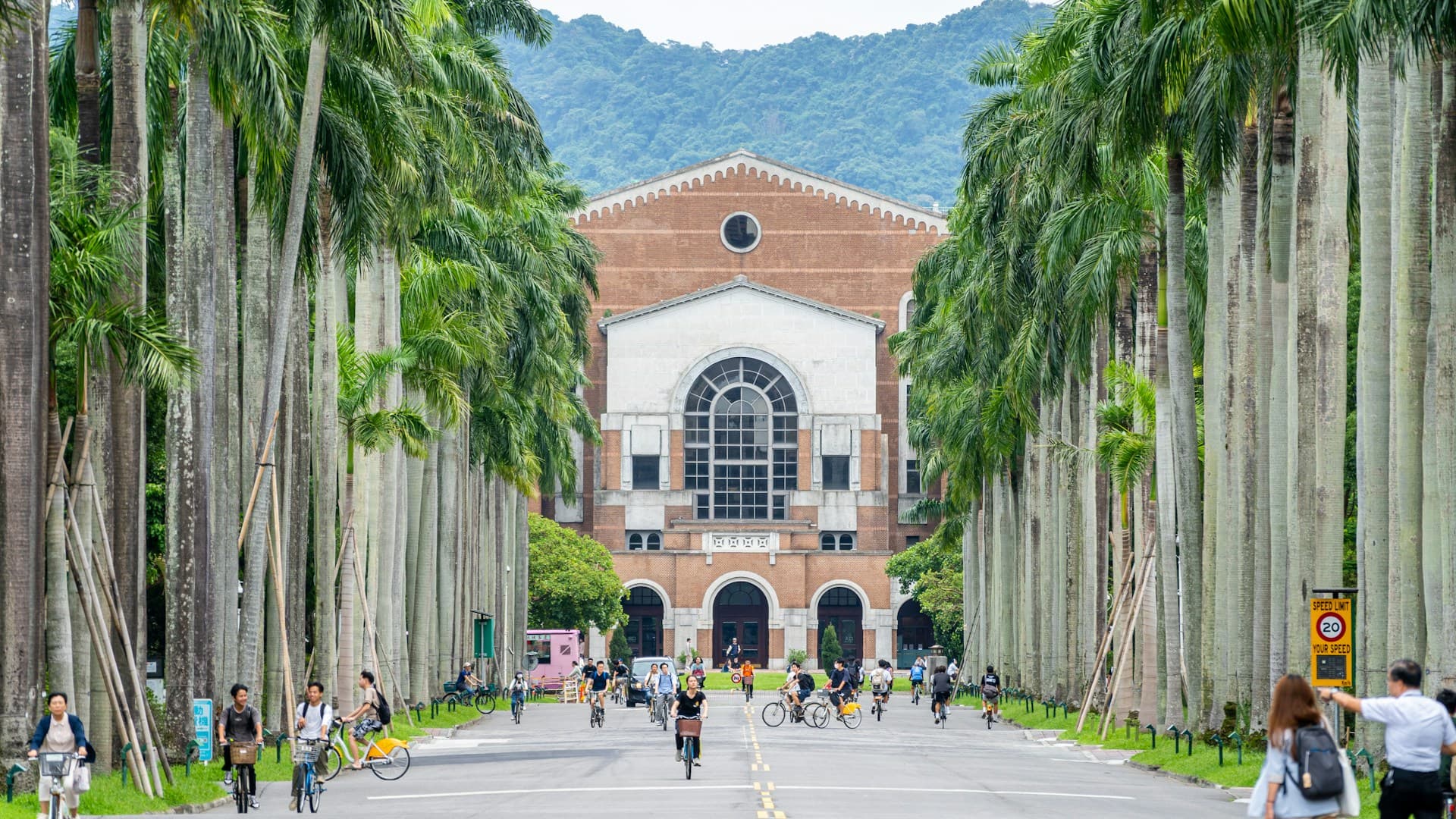 Teaching in a Buxiban (Cram School) vs a Public School