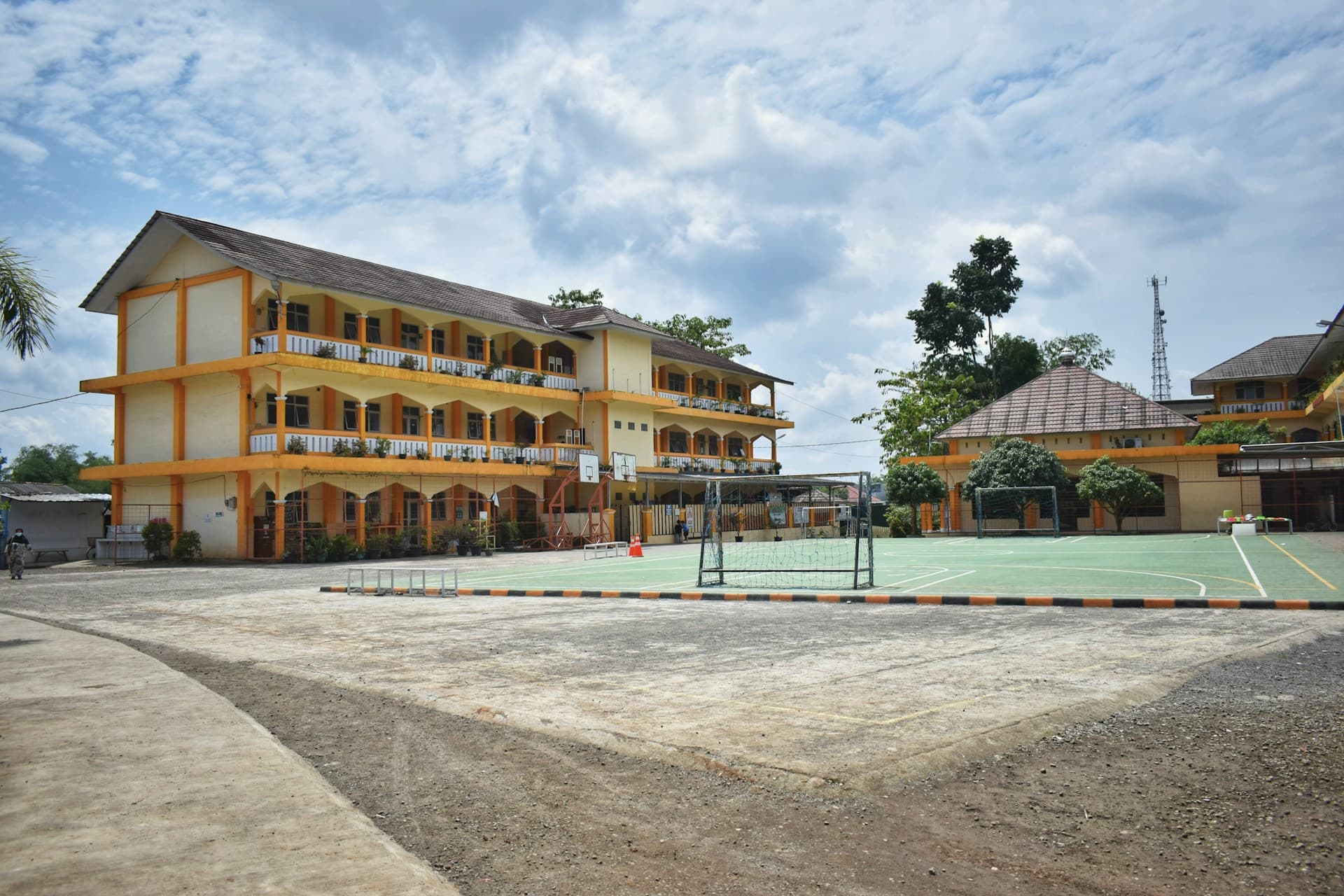 What is the average English teacher salary in Cambodia?